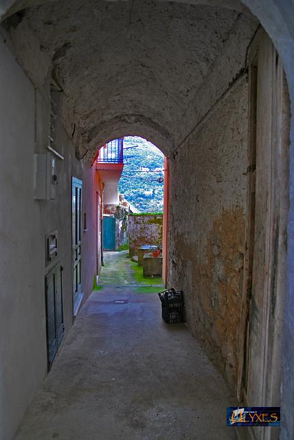 sotto l'arco.JPG